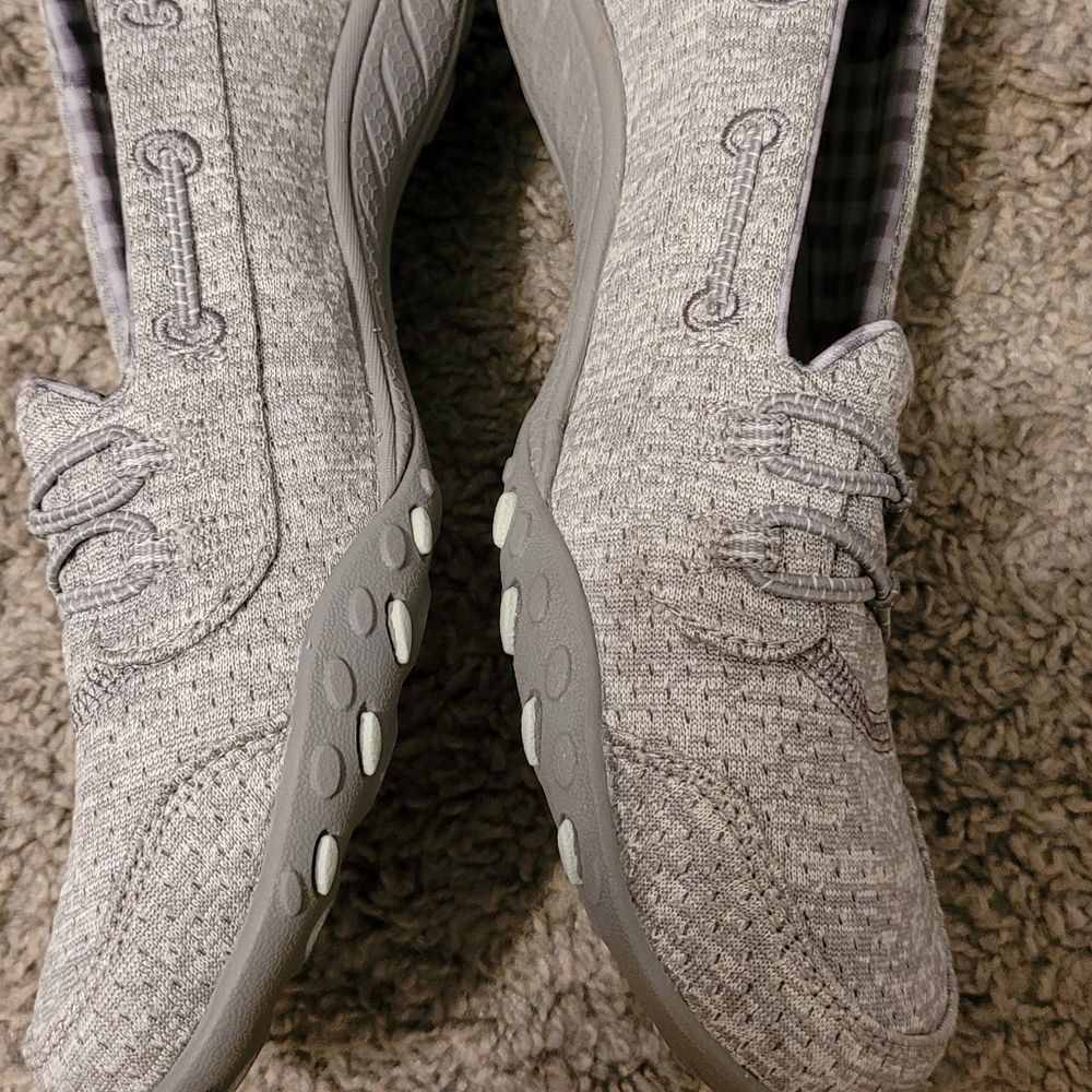 Skechers size 8, excellent condition, gray in color